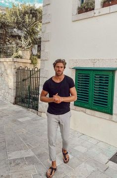 Italian Fashion Summer, Summer Wear Men, Vacation Outfits Men, Men's Summer Fashion, Greece Outfit, Birkenstock Style, Beach Ootd, Beach Styles, Ootd Aesthetic