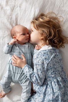 Baby And Sister Photoshoot, Newborn With Sister, Sibling Prompts, Sister And Brother Pictures, Big Sister Pictures, Siblings Poses, Baby Siblings, Siblings Photography, Big Sister Little Brother