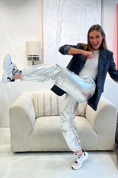 Metallic broek Alix the Label. Broek ladies woven silver pants silver Metallic Trousers, Dress And Sneakers Outfit, Coachella Outfit, Lifestyle Trends, Casual Chic Outfit, Sneakers Outfit, Dress With Sneakers