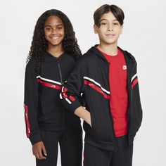 Supersoft and oh-so cozy. Lightweight double-knit fabric makes this easy-fitting hoodie a comfy essential you can reach for any day of the week. Sell Shoes, Nike Design, Kid Lifestyle, Nike Kids, Knit Hoodie, Workout Hoodie, Kids Club, Double Knit, Nike Sportswear