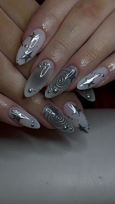 grey and chrome starry nails Grey And Chrome Nails, Chrome Nails With Nail Art, Futuristic Nail Designs, Grey Aesthetic Nails, Black Grad Nails, White Nails With Silver Designs, Silver Abstract Nails, Grey Nails Aesthetic, Grey Aura Nails