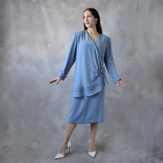 Super elegant and cute formal cocktail dress, spacious for a size XL and very comfortable for a perfect vintage guest. How ideal would the mom or aunt of a bride look in this charming 80s style dress?   ⊁ Grayish frost blue color.  ⊁ Silhouette slightly draws the body but is not tight. ⊁ Midi dress length, reaching the knee or below the knee depending on the height of the person wearing it. ⊁ Long sleeves ending in cuffs folded outward with horizontal seams that give a three-dimensional effect. Dress 80s Style, Plus Size Wedding Guest Dress, Blue Mother Of The Bride, Dress Tea Length, Plus Size Wedding Guest, Vintage Ball Gowns, Robes Glamour, Vintage Formal Dresses, Vintage Midi Dresses