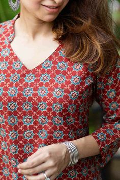 Back Neck Chudidar Designs, Ladies Kurta Neck Design, Collared Neck Kurtis, Churidhar Collar Neck Designs, Collar Salwar Suit, Collar Neck Kurtis, Long Kurti Neck Designs, Colour Neck Kurtis, Straight Kurti Neck Designs