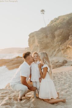 Looking for neutral family photo outfits inspo? The H family nailed it with their family photo outfits for their family of 3 photoshoot. Family Photo Location Ideas, Neutral Family Photo Outfits, Autumn Session, Family Of 3 Photoshoot, Family Beach Pictures Outfits, Neutral Family Photos, Beach Autumn, Family Portrait Outfits