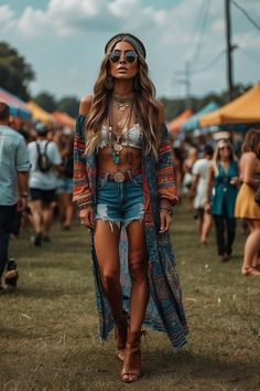 Stagette Outfits, Osheaga Outfit 2024, Hippie Concert Outfit Ideas, Boho Music Festival Outfit, Festival Boho Outfit, Tomorrow Land Outfit, Hippy Festival Outfit, 70s Festival Outfit, Shambhala Outfits