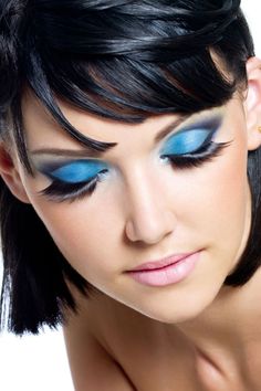 Midnight sky with deep blues eye makeup look for a high-fashion event to a classy evening dinner. This eye makeup could be the perfect match for someone who loves to make a statement while keeping it elegant. Avant Garde Art, Evening Dinner, Midnight Sky