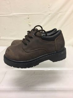 Pre owned condition, light scratches in leather, see pictures Buster Brown, Brown Leather Shoes, Black Sneaker, See Pictures, All Black Sneakers, All Black, Leather Shoes, Brown Leather, Sneakers