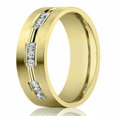 a yellow gold wedding ring with three diamonds on the inside and outside, set in 18k yellow gold