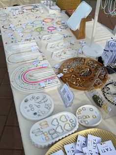 Jewellery Exhibition Stall Design Display Ideas, Craft Fair Displays Jewelry, Jewelry Stand Ideas, Ideas De Packaging Accesorios, Jewelry Booth Display, Boutique Jewelry Display, Jewellery Display Ideas, Jewelry Display Booth, Handmade Jewelry Display