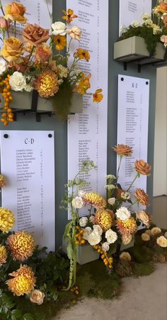 there are many flowers in the planters on this wall and each has their own name