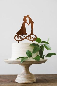 a wedding cake topper with the bride and groom on it