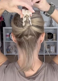 Hi all! My name is Mandy Sims and I am new to Upstyle. I love sharing simple hair style hacks, makeup hacks and beauty tips. Today I am sharing an amazing easy to replicate hair updo.For this you’ll need the following: 1 claw clip 3 small rubber bands 1 medium/large rubber band Before we get started, be sure to follow me on my other social media pages!Follow me on Instagram @mandysimsFollow me on TikTok @mandy.sims Step one:Section off a small section of hair at the bottom and… How To Use A Hair Clip On Short Hair, Claw Clip Short Fine Hair, Updo Hacks For Short Hair, Easy Updos For Medium Hair With Clip, Short Hair Updo With Clip, Simple Updo Hairstyles For Medium Hair, Easy Updos For Medium Layered Hair, Quick Easy Claw Clip Hairstyles Short Hair, Updos For Layered Medium Hair