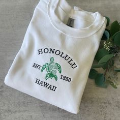 Hawaii Embroidery Sweatshirt, Beach Vibe Clothing, Preppy Wardrobe Summer, Sweatshirt Fits Aesthetic, Sun Kissed Coconut Sweatshirt, Cute Aesthetic Sweatshirts, Cute Trendy Shirts, Back Of Sweatshirt Designs, Embroidered Clothes Sweatshirts & Hoodies