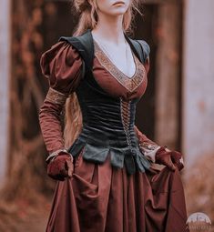 Fall Fantasy Outfit, Traveler Aesthetic Medieval Outfit, Medieval Female Outfits, Fantasy Riding Outfit, Medival Outfits Woman Aesthetic, Medieval Outfits Women, Medevil Aesthetic Outfits, Mideaval Outfits, Ren Faire Princess