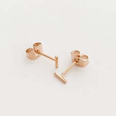 Minimalist, center stud back, super skinny, wire bar earrings. A gorgeous, minimalist jewelry piece we bet you'll find yourself reaching to wear everyday. Available in 2 sizes: 5mm and 10 mm. Our materials make for an amazing, high quality, seamless, jewelry piece with longevity. Our earrings are plated with 18k gold, 18k rose gold, or rhodium and are finished with a protective coating. A little secret we’ll keep between us: it looks way more than it costs. Clean Girl Style, Gold Bar Earrings, Ear Climbers Earrings, Double Hoop Earrings, 18k Gold Earrings, Bar Studs, Climber Earrings, Between Us, Bar Earrings