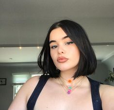 Eyeliner Looks Black, Blue Eyeliner Looks, Classic Eyeliner, Eyeliner Shapes, Neutral Lips, Barbie Ferreira, Blue Eyeliner, Haircuts Straight Hair, Eyeshadow Primer