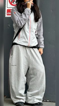 #estilo #style #gorpcore Gorpcore Women’s, Girly Gorp Core, Gorpcore Outfits Women, Gorpcore Outfit Women, Gorpcore Girl, Grey Sweatpants Outfit, Gorpcore Outfit, Gray Sweatpants Outfit, Korea Pic