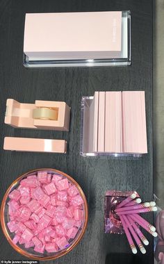 Office For Her, Pink Candies, Stile Kylie Jenner, Pink Academia, Jenner Makeup, Pink Office, Kylie J, Business Baby, Lash Room