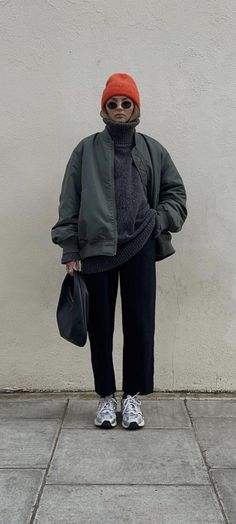 Winter Biker Outfit, Normcore Winter Outfit, Straight Jeans Outfit Winter Boots, Winter Lookbook 2023, Lookbook Outfits Winter 2023, Travel Outfit Autum, Fleece Jumper Outfit, Winter Outfits 23/24, Oversized Womens Fashion