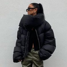 Legging Cuir, Short Puffer Jacket, Green Parka, Ladies Short Jackets, Bubble Coat, Street Fits, Casual Outwear, Black Puffer Jacket, Winter Outerwear