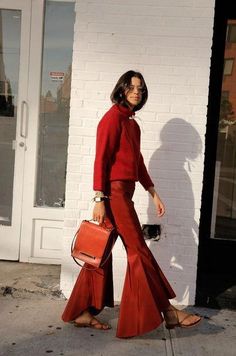 Chloë Sevigny, Woman In Red, Leandra Medine, Poppy Delevingne, Monochromatic Outfit, Beige Outfit, Street Style Edgy, Moda Chic, Street Style Chic