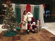 Santa Pictures Backdrop Diy, Santa Pictures Set Up, Diy Santa Photoshoot, Diy Santa Pictures At Home, Diy Santa Picture Backdrop, Santa Backdrops For Pictures Diy, Santa Claus Photo Booth, Back Drop Diy, Santa Picture Backdrop Ideas