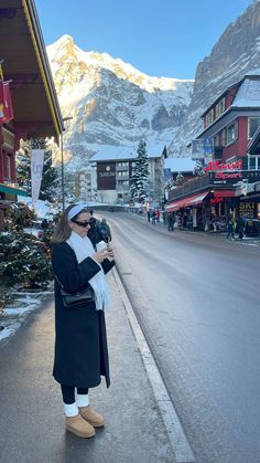 Outfits For Trips Winter, Switzerland Christmas Outfit, Clothes For Mountain Trip, Alps Winter Outfit, Euro Trip Outfits Winter, Classy Mountain Outfits, Winter Outfits For Mountains, Outfits For The Snow Winter, Winter In Colorado Outfits