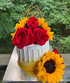 Fresh roses & sunflowers on a white drip cake Rose And Sunflower Cake, Sunflowers With Roses, Sunflower Cake, Sunflower Birthday, Rose Cake, Round Cakes