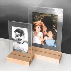 Clear Acrylic Photo Frame with Natural Wood Base Step by step usage instructions. Small Frame Ideas, Glass Picture Frame Ideas, Portrait Frame Ideas, Acrylic Frame Ideas, Art Frames Ideas, Photo Frames Ideas, Wood Photo Frame Design, Glass Frame Art, Photo Frames Diy