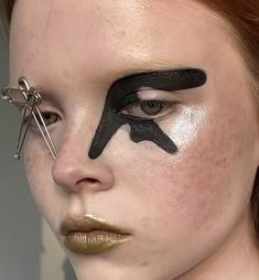 Horn Makeup, Weird Eyeliner, The Garden Makeup, Moth Makeup, Cool Makeup Looks, Make Up Inspo, Editorial Makeup