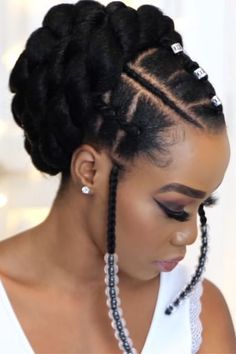 DIY Bridal Natural Hair - A real box braids protective style is simply a hairstyle that protects your hair's ends from damage, which helps fight shedding & breakage as well as make your detangling sessions less of a battle. Protective hairstyles keep your ends from being exposed to elements while letting your hair sit healthily stretched in a detangled state. See medium Double Bun Braids, Bantu knots, Flat Twists, Box Braid Bun, Halo, Braided Bob, Ghana Braid Swirl, unique knotless box braids. Loc Hairstyles For The Beach, Styling Gel Hairstyles For Black Hair Ponytail, Styling Gel Hairstyles For Black Hair, Hair Styles With Gel, Hair Gel Styles Hairstyles, Gel Hair Hairstyles, Natural Hair Ponytail