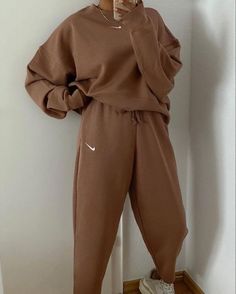 Womens Tracksuit Outfit, Tracksuit Outfit Women, Brown Tracksuit, Sweat Suits Outfits, Oversize Outfit, Tracksuit Outfit, Cute Nike Outfits, Cute Workout Outfits, Sweat Suit