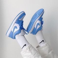 Air Jordan 1 Low Unc, Jordan 1 Low Unc, Sweatshirts Nike, Jordan 1 Outfit Women, Sneaker Outfits, Sneaker Trend, White Basketball Shoes, Top Basketball Shoes, Jordan Shoes Girls