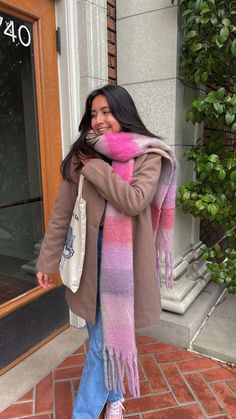 Scrafs Outfits, Colorful Winter Scarf, Pink Scarf Outfit Winter, Colourful Scarf Outfit, Long Scarf Outfit, Oversized Scarf Outfit, Blue Scarf Outfit, Pink Scarf Outfit, Chunky Scarf Outfit