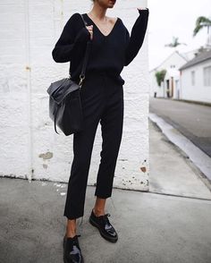 Gefällt 1,037 Mal, 9 Kommentare - I__am_fashion (@i__am_fashion) auf Instagram: „via @life_with__fashion 💣 📷 @andicsinger 🔝 ✔️ •For shopping check out link in bio 👈“ Design Jeans, Mode Tips, Woman In Black, Creative Shirts, Style Advice, Mode Casual, Looks Black, Black Women Fashion, All Black Outfit