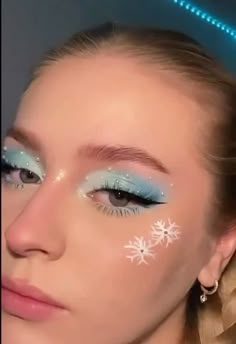 Snowflake Makeup Simple, Cute Christmas Makeup Looks Easy, Christmas Makeup Snowflake, Winter Themed Makeup, Snowflake Eyeliner, Snowflake Makeup Looks, Aesthetic Christmas Makeup, Snowflake Eye Makeup, Snowy Makeup