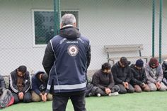 Betül YILMAZ/AMASYA-BHA Amasya’da trafik denetimi yapan polis ekipleri, kontrol noktasını görünce geri geri kaçmaya çalışan bir minibüsü durdurdu. Minibüsün içinde yasa dışı yollarla Türkiye’ye giriş yaptığı belirlenen 20 düzensiz göçmen bulundu. Olay, Amasya’da polis ekiplerinin rutin trafik denetimleri sırasında yaşandı. Iğdır’dan Sakarya’ya düzensiz göçmen taşıdığı tespit edilen 76 AS 763 plakalı minibüs, kontrol noktasını görünce...