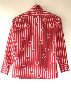 "True vintage top, featuring all over bold red and white geometric pattern, topped with a stately winged collar and classic button up placket. Designer label removed. Approximate Measurements: Shoulder: 14\"; Chest: 35\"; Length: 24.5\"; Labeled a Size 8 Fabric: 100% polyester Eye catching retro blouse, circa 1960s, is in excellent vintage condition. Enjoy! *(International Buyers are welcome - however, please email me so I can check the shipping rate for you before committing to buy.) bt" Button Up Pattern, Retro Blouse, Designer Label, Art Geometric, Red Button, Blouse Top, True Vintage, Vintage Tops, Red White