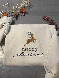 Christmas Sweatshirt Ideas, Deer Sweatshirt, Simple Sweatshirt, Cute Christmas Sweater, Christmas Fits, Holiday Embroidery, Christmas Clothes, Christmas Crewneck, Embroidery Sweatshirt