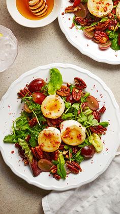 White plate with leaves, grilled goat's cheese, sliced grapes and walnuts Cheese With Hot Honey, Spring Salad Recipes, Easy Lunch Boxes, Best Salad Recipes, Hot Honey