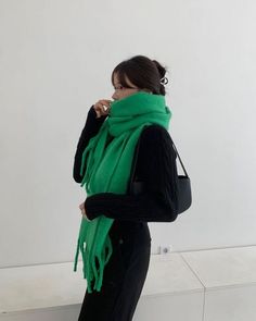 Green Scarf Outfit, Winter Travel Wardrobe, Scarf Aesthetic, Fall Attire, London Outfit, Green Scarf, Rachel Zoe, Outfit Inspo Fall