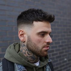 This year's hair trends are all about texture so wavy hair is on point. Check out these pictures of men's wavy hairstyles for classic looks and some of the latest styles. Wavy hair can be cut Versatile Haircut, Best Fade Haircuts, Cool Mens Haircuts, Wavy Hair Men