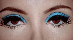 Lana Del Rey Blue Eyeshadow, Witchy Movies, The Love Witch Movie, Shadow Icons, Klasik Hollywood, Witch Eyes, The Love Witch, Witch Makeup