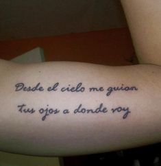 a person with a tattoo on their arm that says, puede el cielo me gust