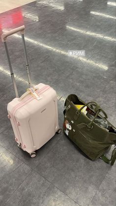 Koper Traveling Aesthetic Girl, Luggage Packing Aesthetic, Packing Suitcase Aesthetic, Suitcase Aesthetic, Luggage Aesthetic, Vacation Prep, Airport Chic, Cute Travel Outfits, Pack With Me