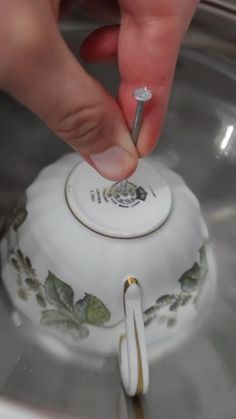 GENIUS teacup trick (you just need nails!) Teacup Crafts Diy, Tea Cups Diy, China Crafts, Crafts Hacks, Garden Crafts, Diy Home Crafts