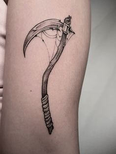 a woman's thigh with an arrow tattoo on it