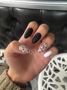 Super Cute Almond Nails, Minimalistic Gel Nail Designs, Summer To Fall Manicure, Tender Bio Ideas, Simple Design Nails Acrylics, Black Luminary Nails, Winter 2023 Nail Designs, Black Fun Nails, Nail Designs Trending Now Winter