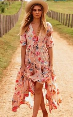 Chic Summer Outfits 2023, Chic Cowgirl Outfits, Dresses For Travel, Summer Floral Dresses, Chic Cowgirl, Bohemian Outfit, Boho Chic Wedding Dress, 60s 70s Fashion, Chic Summer Outfits