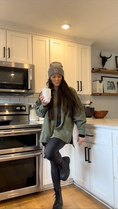 Comfy Cold Day Outfit, Raining Day Outfit, Wardrobe Necessities, Cold Day Outfits, Minimalist Wardrobe Capsule, Flannel Outfits, Adorable Outfits